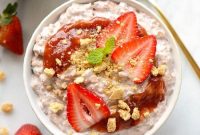 Creamy Strawberry Cheesecake Overnight Oats Recipe