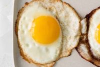 How to Fry an Egg for a Runny Yolk and Crispy Edges