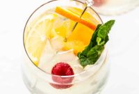 How to Make a Classic White Wine Spritzer
