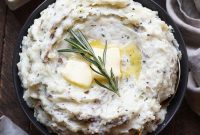 Light Mashed Potatoes Recipe with Greek Yogurt and Garlic