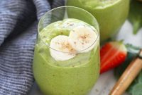 Creamy Green Smoothie with Spinach, Banana and Mango