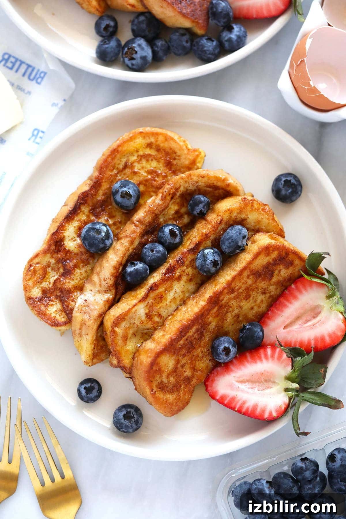 Plated French toast sticks with cinnamon sugar