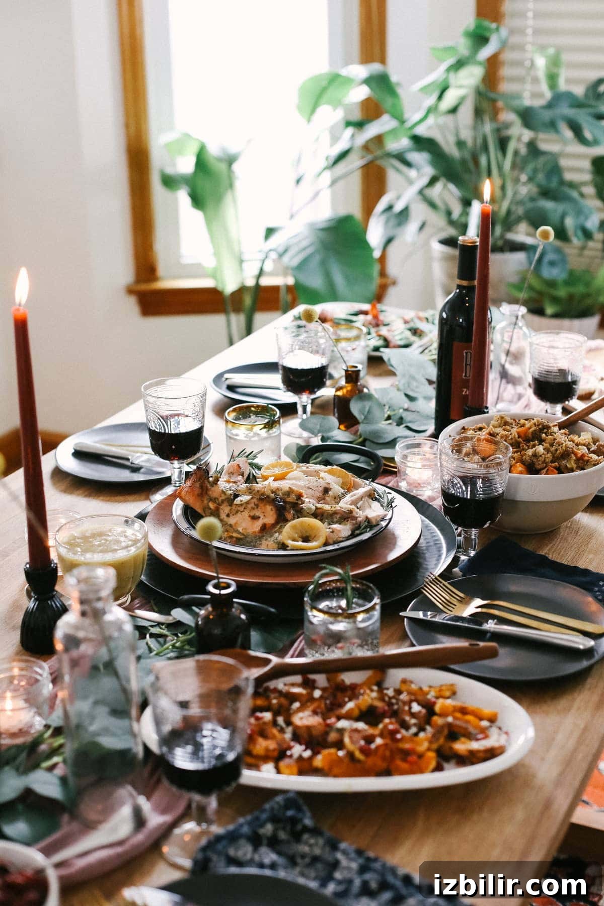 Looking for a healthy Thanksgiving menu? Here's what we're cooking up this year + get 30+ more healthy Thanksgiving recipe ideas! Thanksgiving table