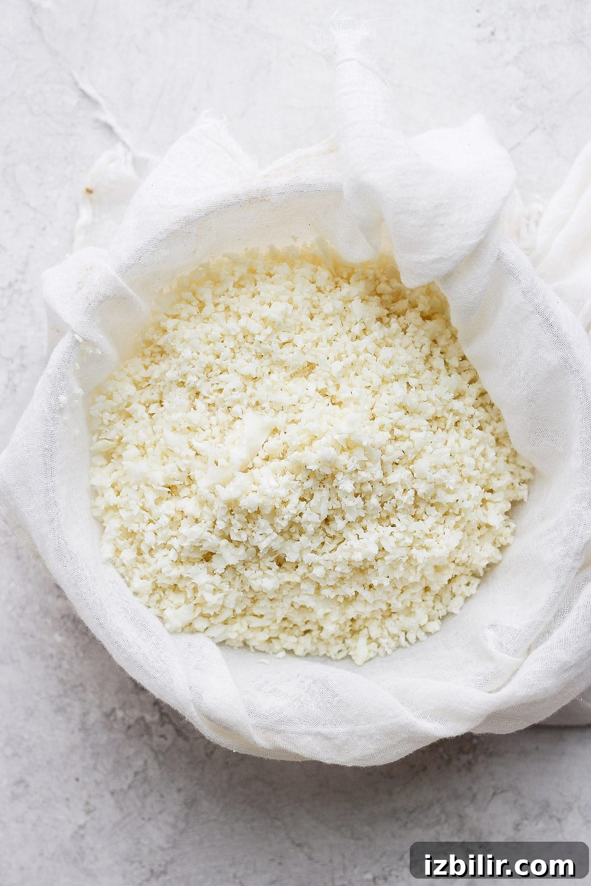 Cauliflower Rice: Quick Low-Carb Recipe 4 Cauliflower rice in a tea towel.