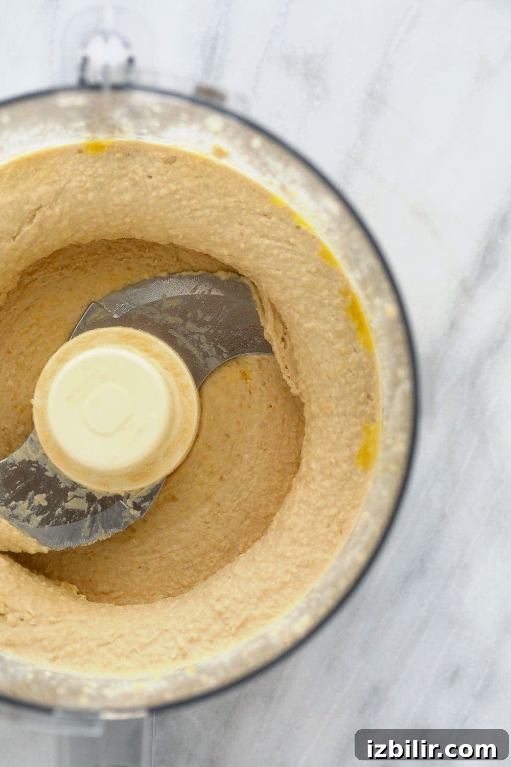 Blending hummus lemon garlic hummus in a food processor