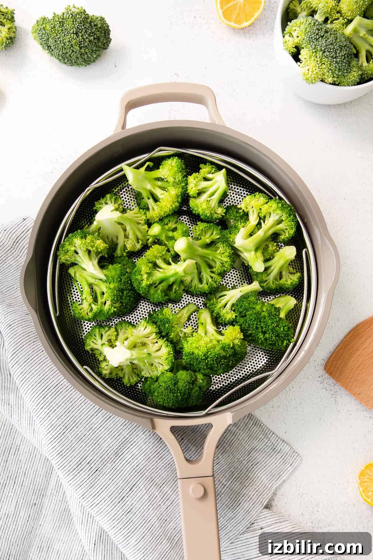 How to steam broccoli in 10 minutes or less. steamed broccoli in steamer basket