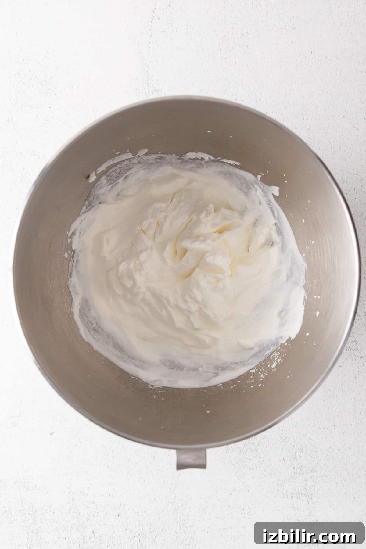 A bowl of whipped cream in a bowl.