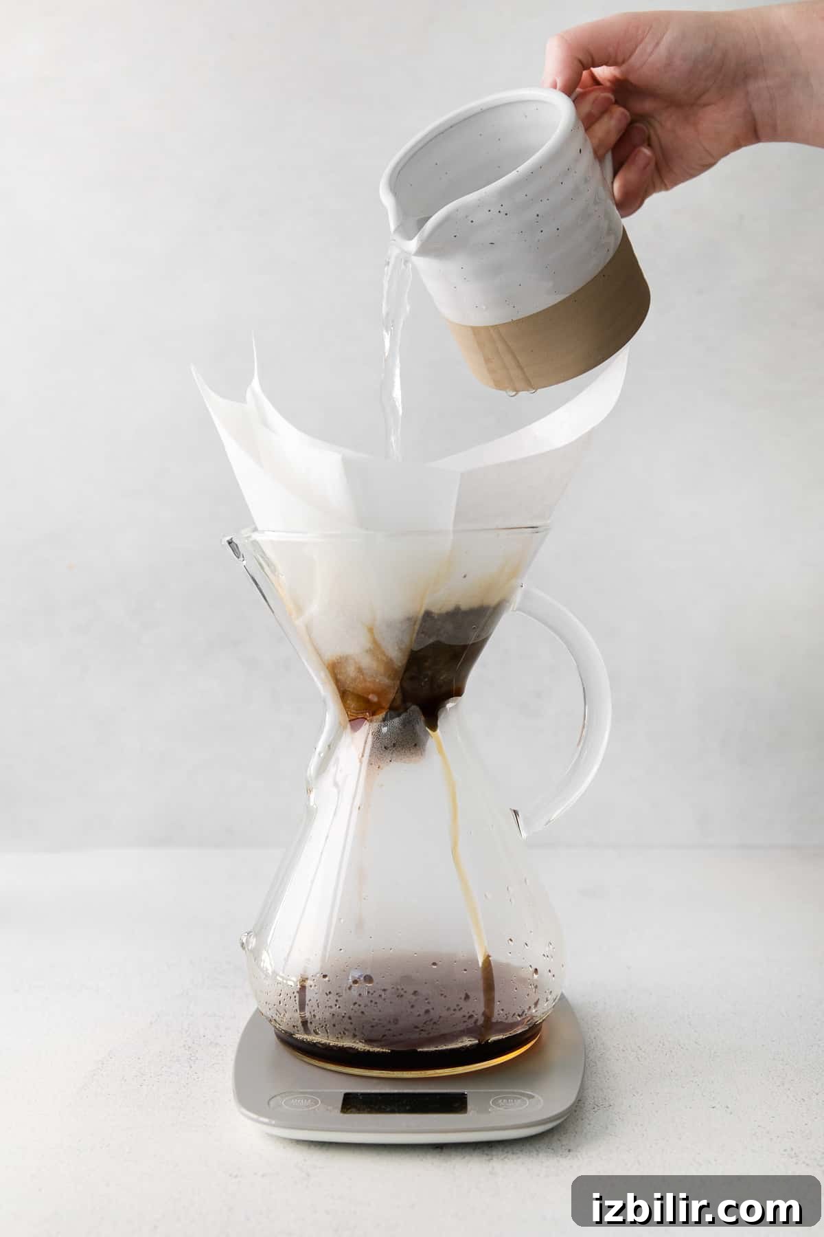 pouring water into chemex