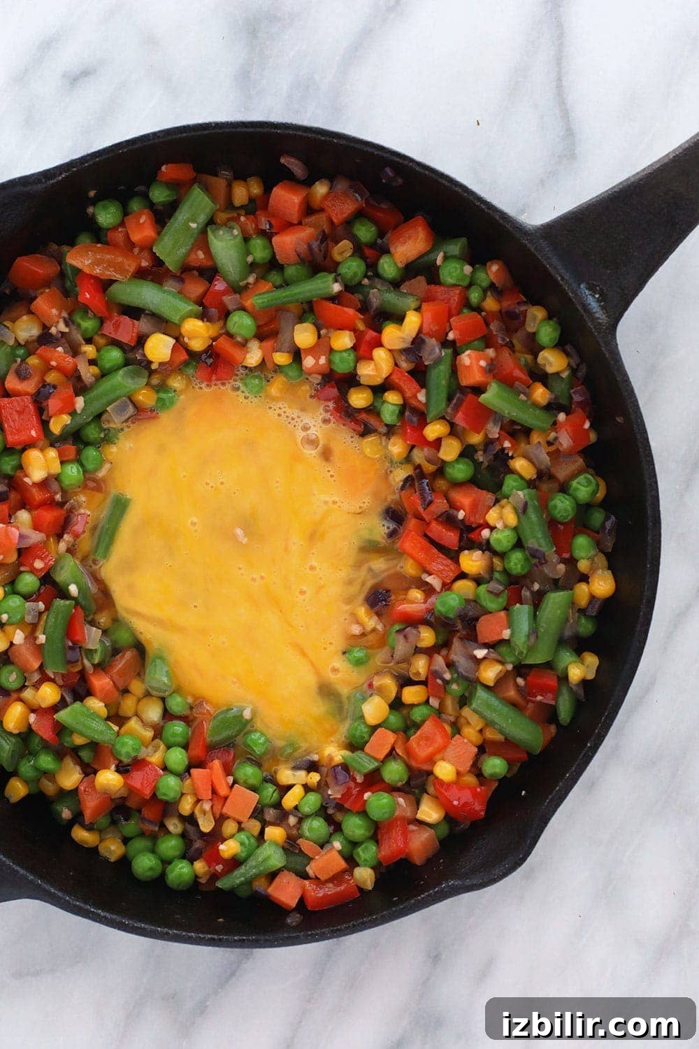 Scrambling eggs in vegetables