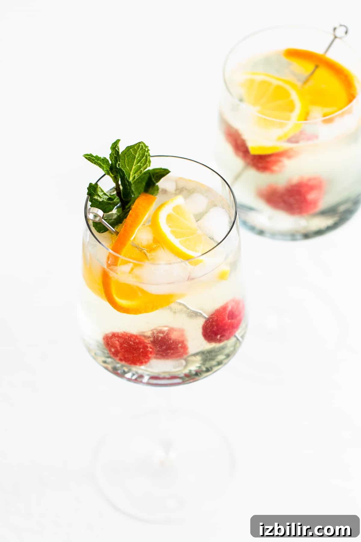 How to Make a Classic White Wine Spritzer 2 White wine spritzer in a wine glass.