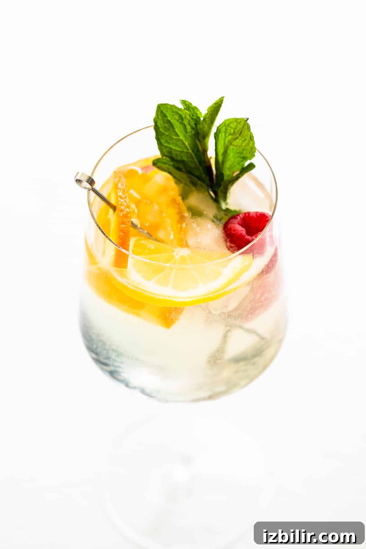 How to Make a Classic White Wine Spritzer 5 White wine spritzer in a glass with fresh mint.