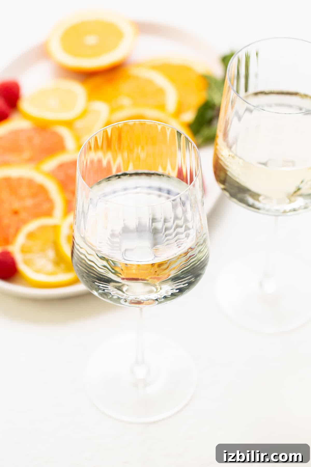 How to Make a Classic White Wine Spritzer 4 White wine in a glass.