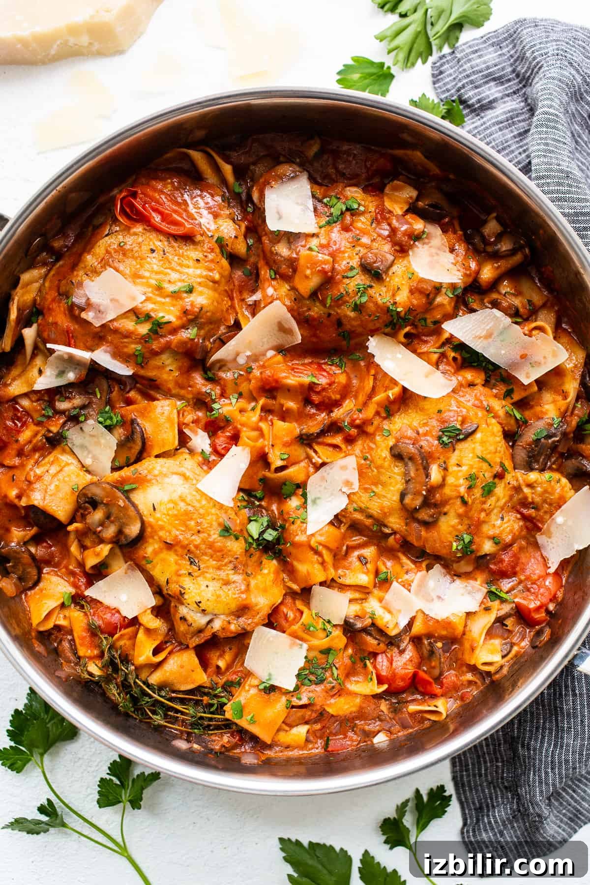 One-pot pappardelle pasta with chicken thighs Pappardelle pasta with chicken thighs in a pot.