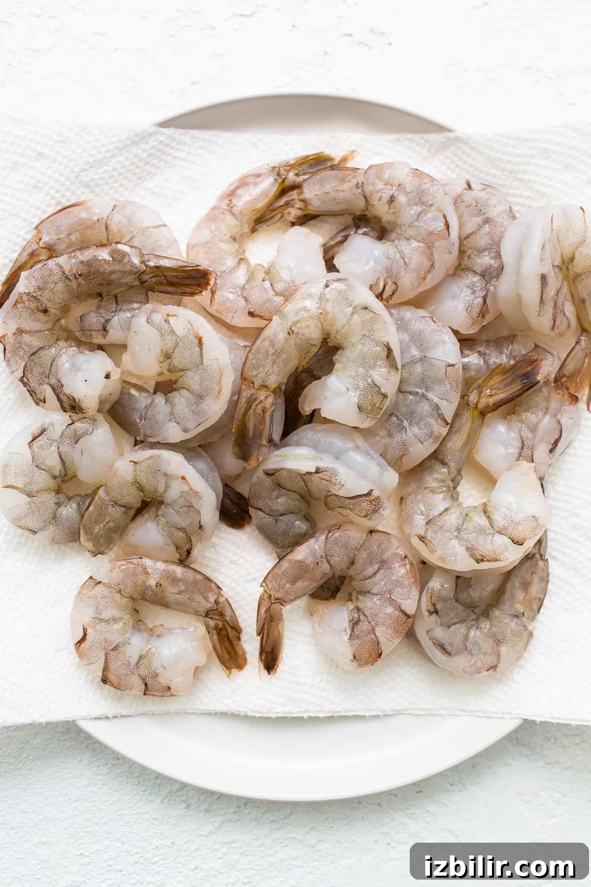 Raw shrimp on a paper towel.