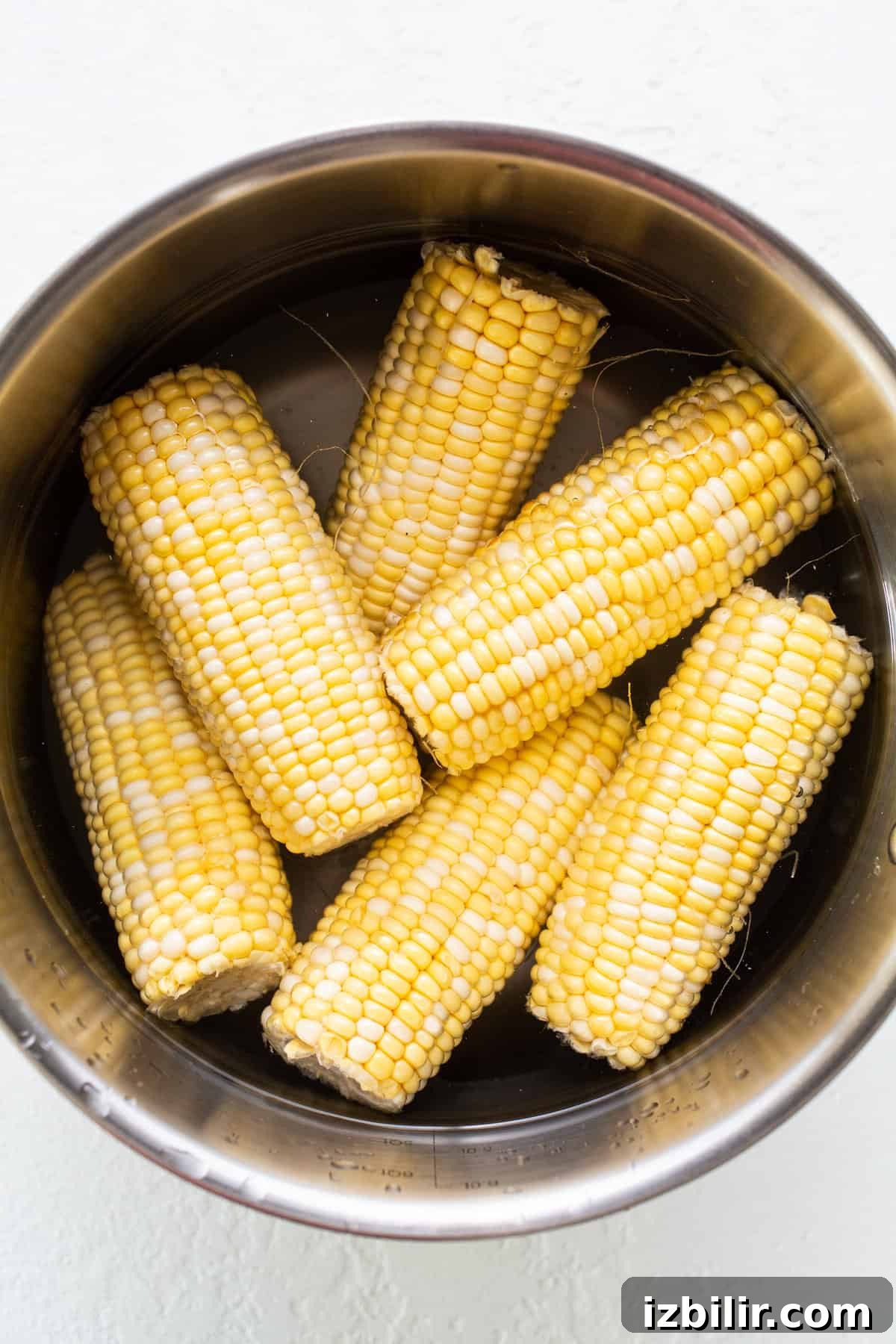How to Boil Corn on the Cob for Tender, Juicy Kernels 3 Fresh corn ears in a bowl