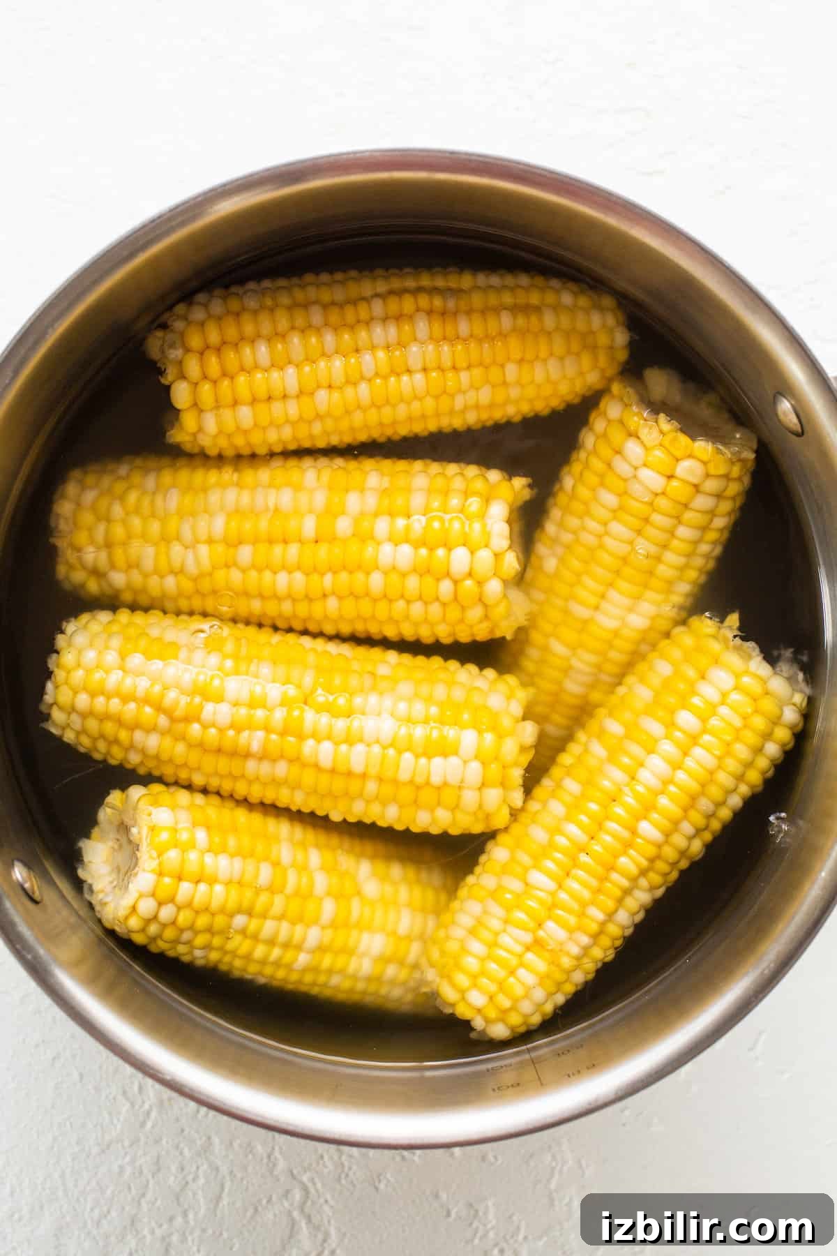 How to Boil Corn on the Cob for Tender, Juicy Kernels 4 Boiled corn on the cob in a bowl