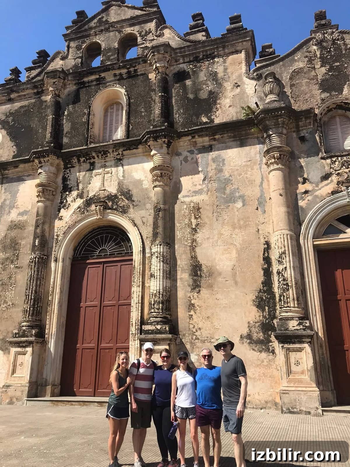 A travel guide to Granada in three days! People in front of a church.