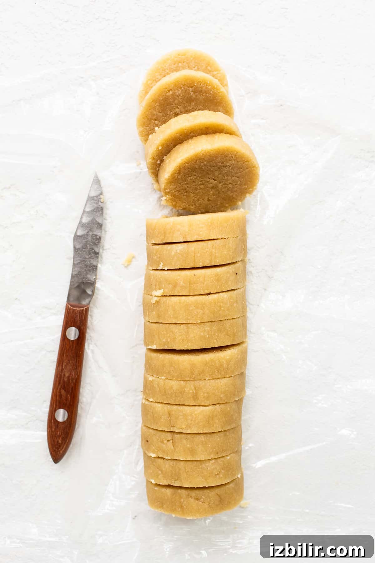 Almond Flour Shortbread Cookies Recipe 5 Sliced almond flour cookies.