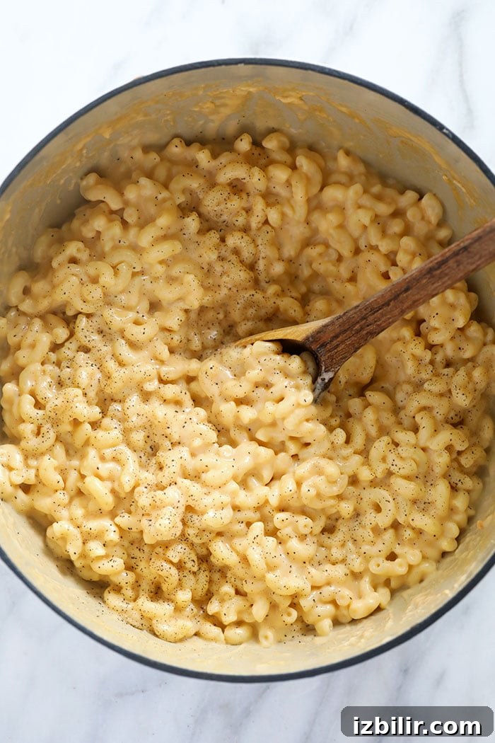 Creamy mac and cheese Creamy mac and cheese in a pot