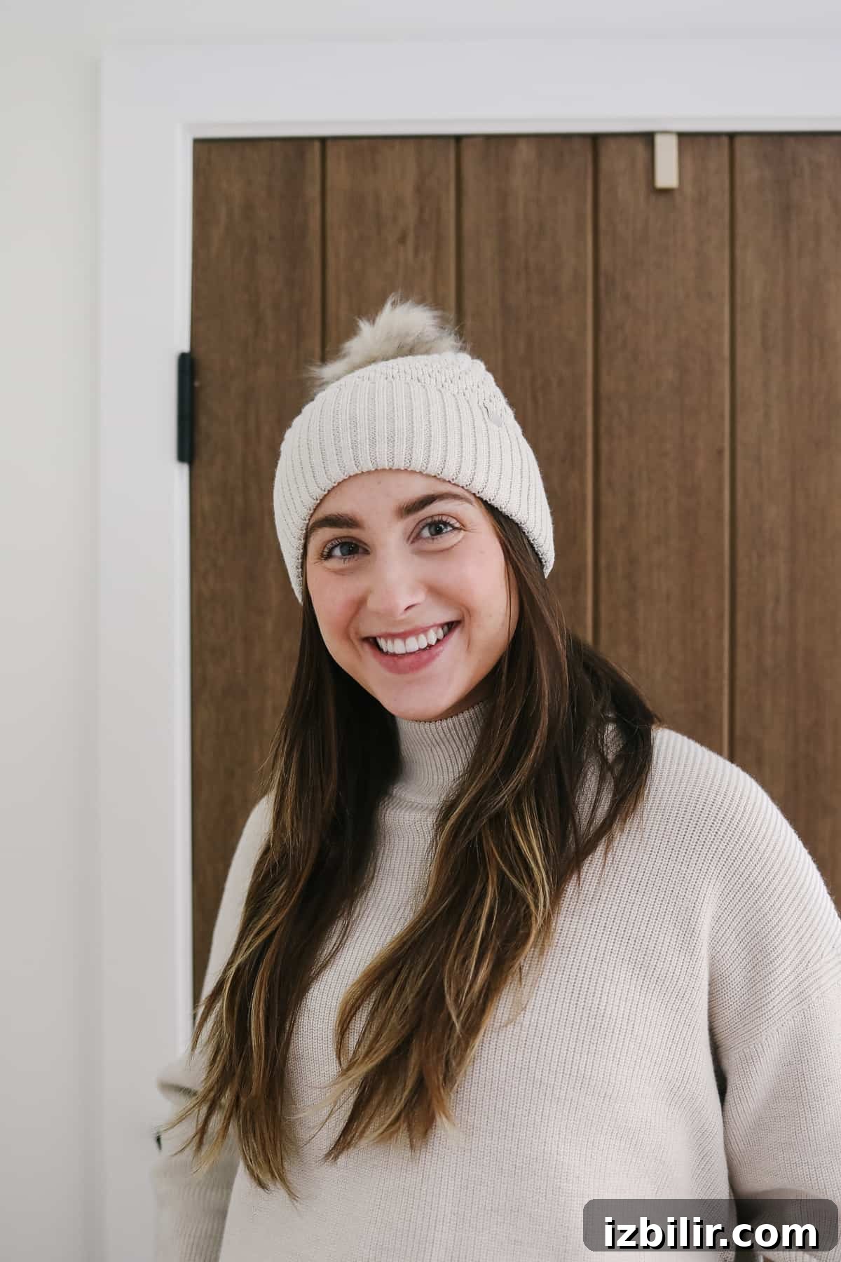 Woman wearing a beige beanie