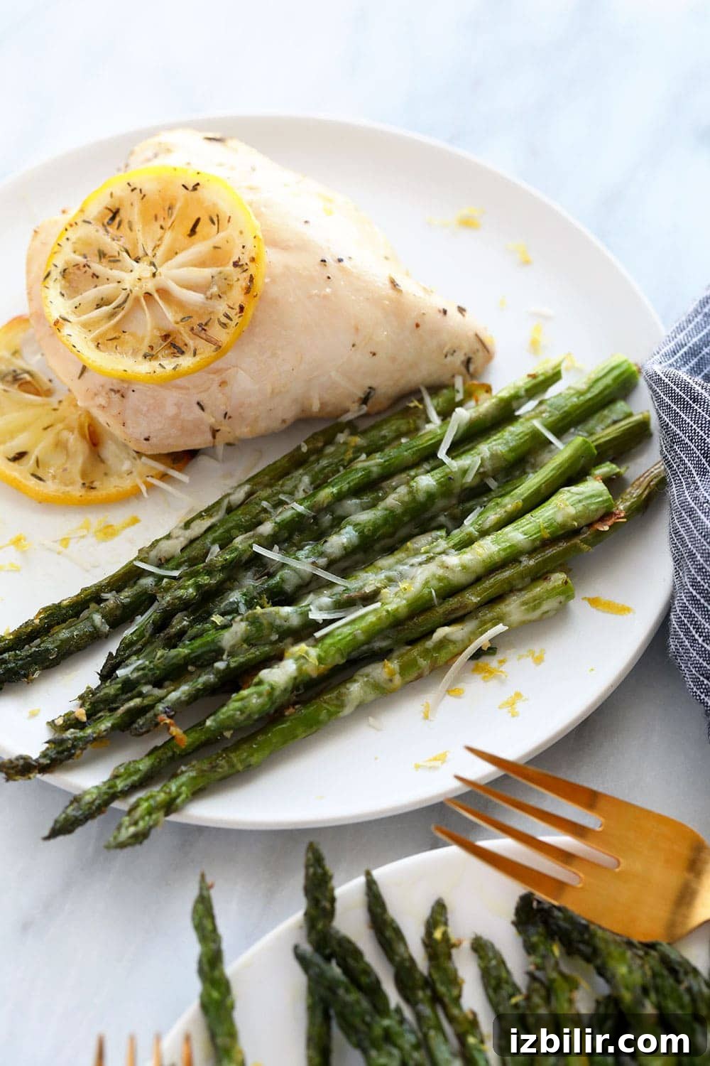 In just 10 minutes you can make perfectly roasted asparagus with parmesan cheese and a little lemon. Roasted asparagus with chicken breast