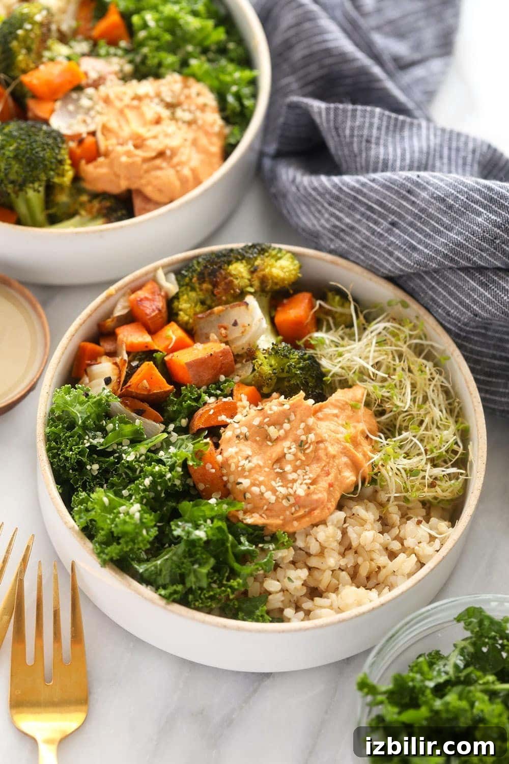 vegetarian brown rice bowl ready to be served