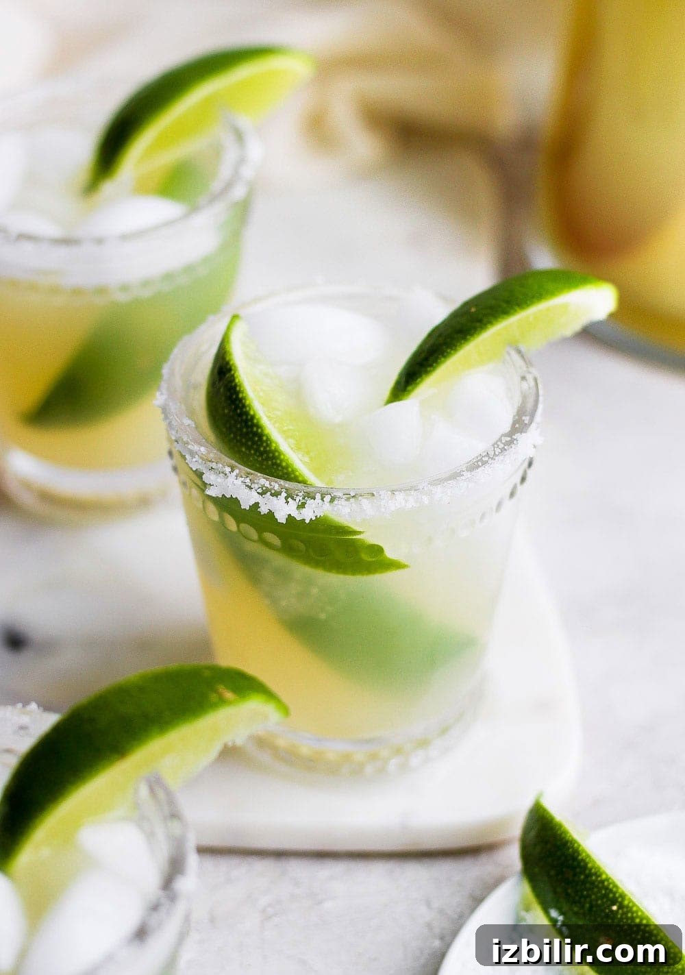 Delicious skinny margaritas made with just 4 simple ingredients- lime juice, tequila, ice, and your favorite all-natural sweetener! skinny margarita in a glass