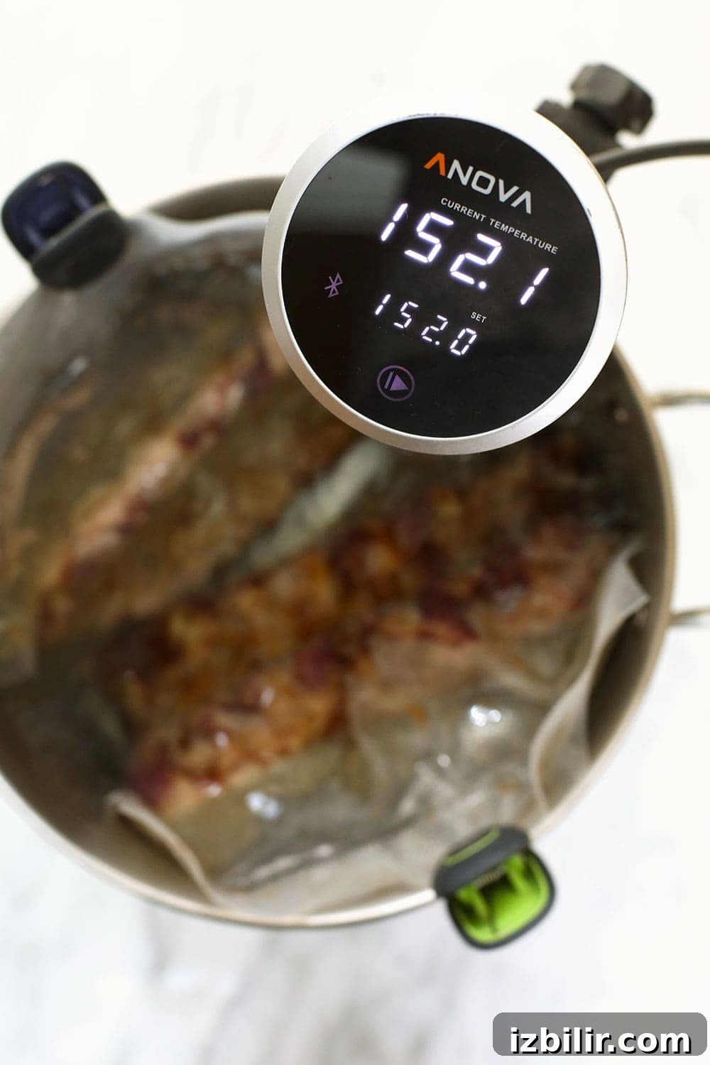 Ribs in a sous vide at 152.1ºF.