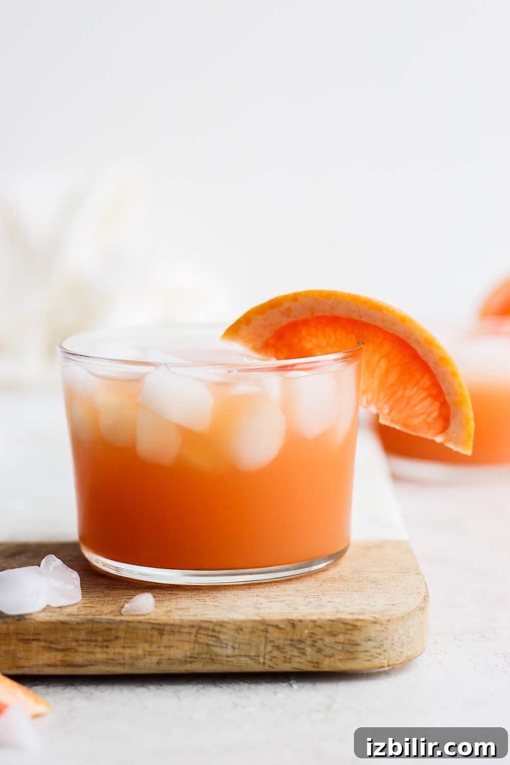 Try this refreshing grapefruit Paloma cocktail. It's made with fresh grapefruit juice, tequila, sour soda, and a squeeze of lime! paloma cocktail with ice and a grapefruit slice garnish